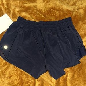 Lululemon Hotty Hot LR Short 2.5 inch. Lined